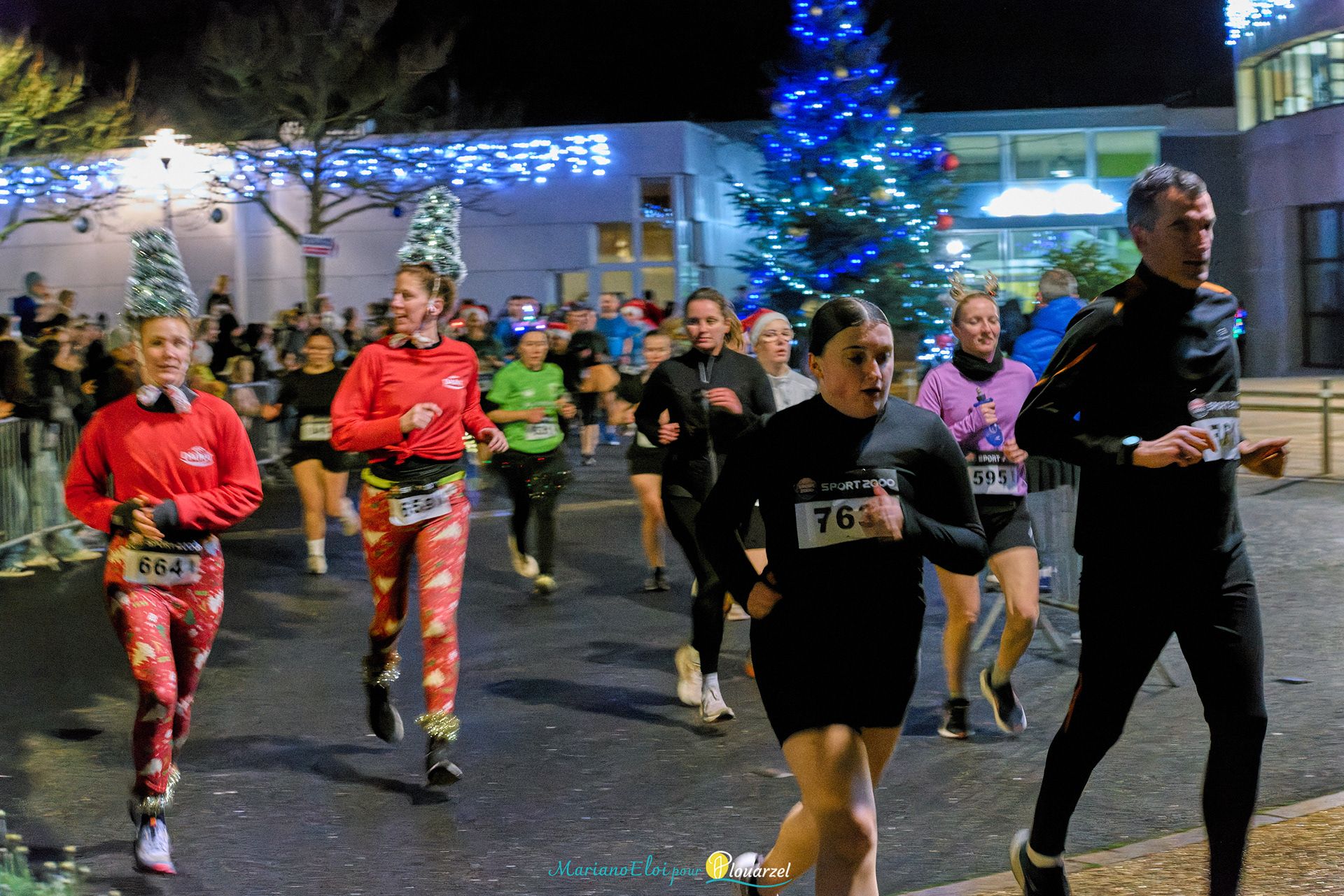 Une équipe en leggings de Noël assortis pendant la course